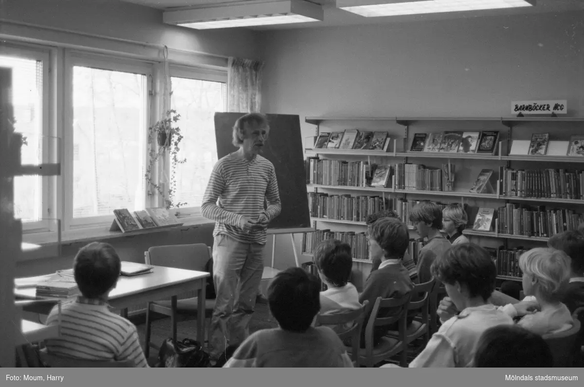 Ungdomsförfattaren Lasse Ekholm besöker Kållereds bibliotek, år 1984.

För mer information om bilden se under tilläggsinformation.