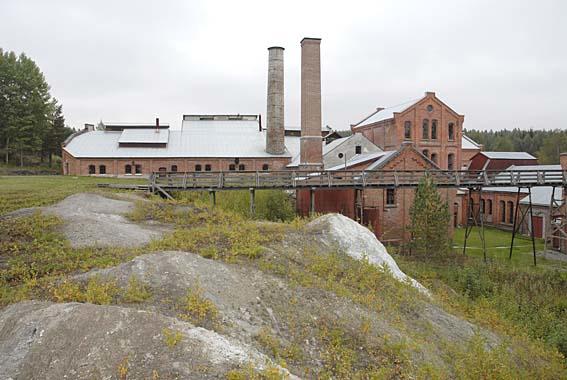 Klevfos en sommerdag,  Mursteinsfabrikk med to store piper.