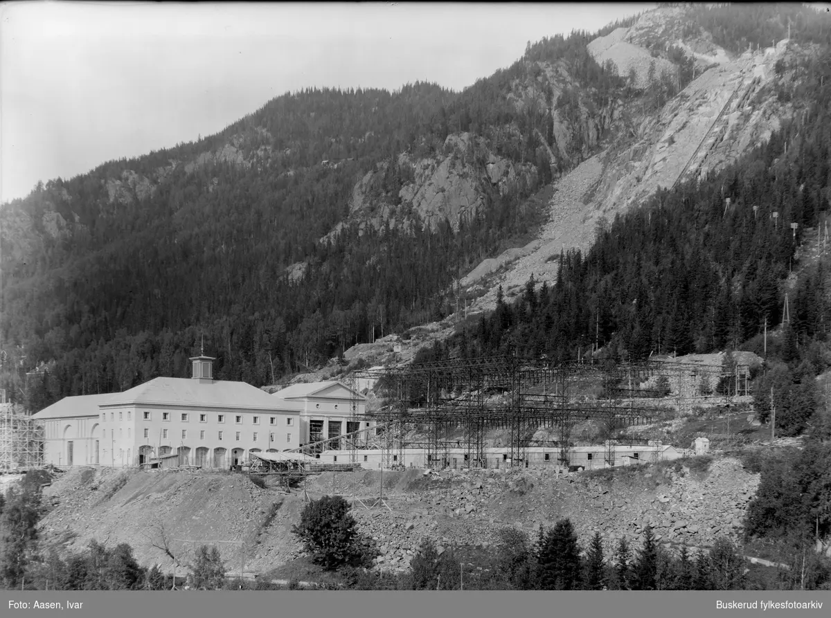 Bygging av kraftverket Nore I 
I 1915 begynte arbeidet med å demme opp Tunhovdfjorden, dammen ble ferdigstilt i 1920. Da denne var ferdig begynte byggingen av selve vannkraftverket. Kraftverket stod ferdig i 1927, og produserte strøm året etter.Ved ferdigstillingen var Nore I det største kraftverket i Nord-Europa.
Kraftverket nesten ferdig