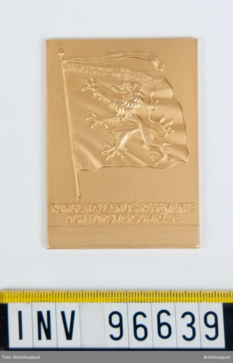 Plakett i guld för Hallands regemente och försvarsområde.