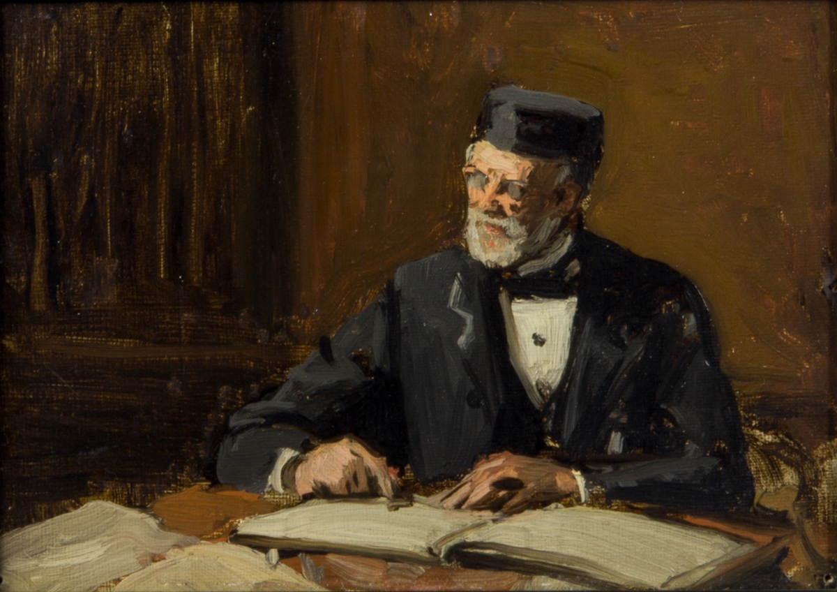 Porträtt föreställande professor N. P. Hamberg som äldre med vitt skägg. Han sitter vid ett skrivbord med en uppslagen bok. Klädd i svart kalott, vit skjorta och svart rock.