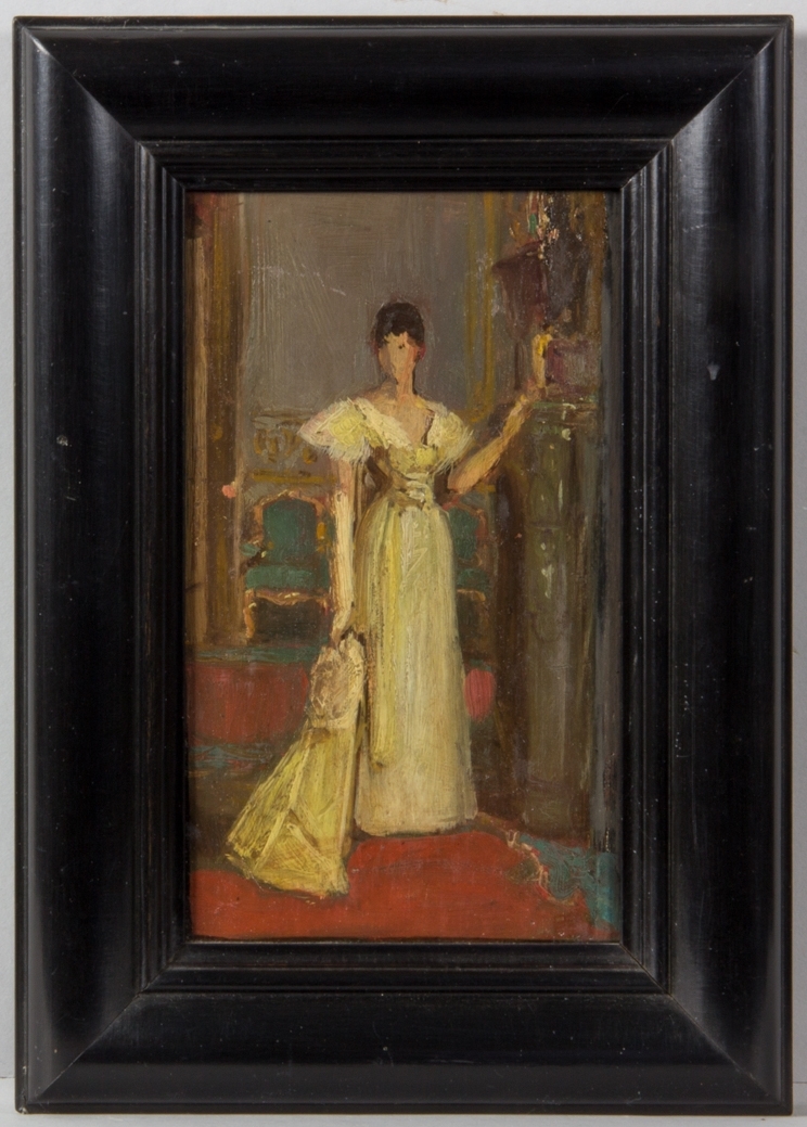Porträttskiss föreställande Ellen Roosval, mycket skissartat utförande. Stående helfigur i salongsmiljö klädd i hellång gulvit klänning. I ena handen håller hon en cape.