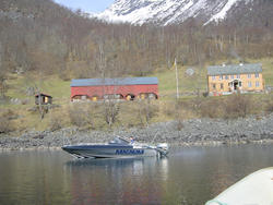 Nybåten foran Hoemsbu..Tilhører Molde og Romsdals Turistfore