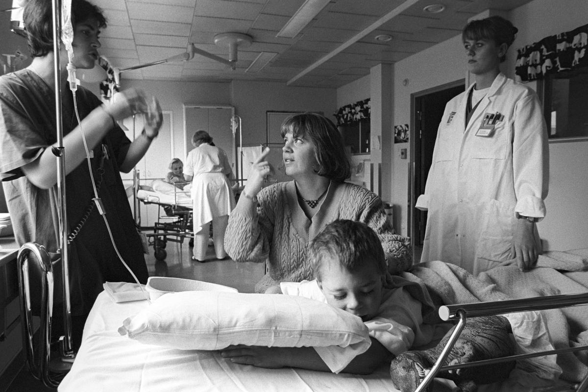 Dagkirurgi på öron-, näs- och halskliniken - mamma vid sin nyopererade pojke, Akademiska sjukhuset, Uppsala 1994-1995