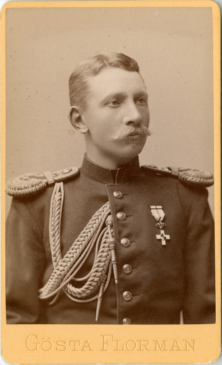 Porträtt av Carl August Hugo Jungstedt, aspirant vid Generalstaben.

Se även bild AMA.0007667 och AMA.0021720.