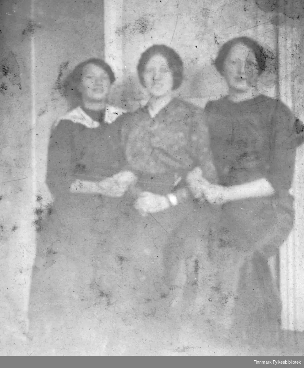 Tana telefonstasjon. 1915? Portrett av tre kvinner som antakelig jobber ved stasjonen.