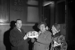 Den danske skuespilleren Ib Schønberg får servert bløtkake f