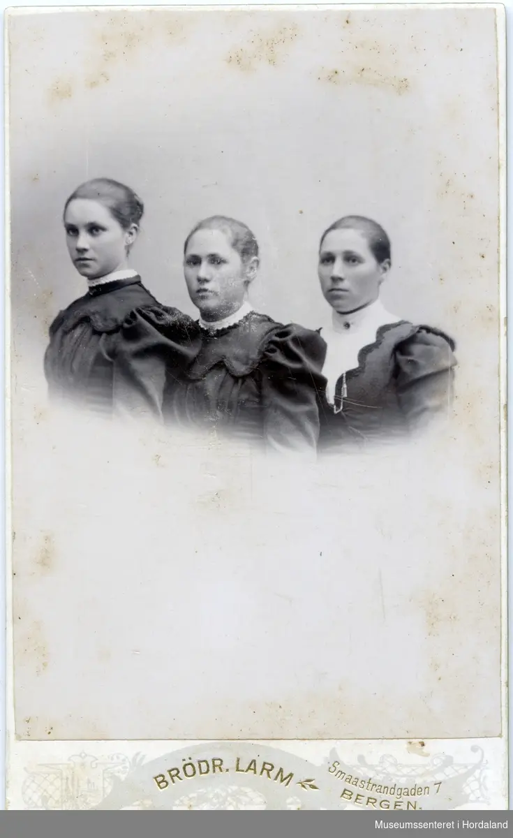 Portrett av tre unge kvinner. Kari Valestrand (t.v.), Martha Valestrand (Elvik) og Barbis Valestrand (Slettebakken) (t.h.)
