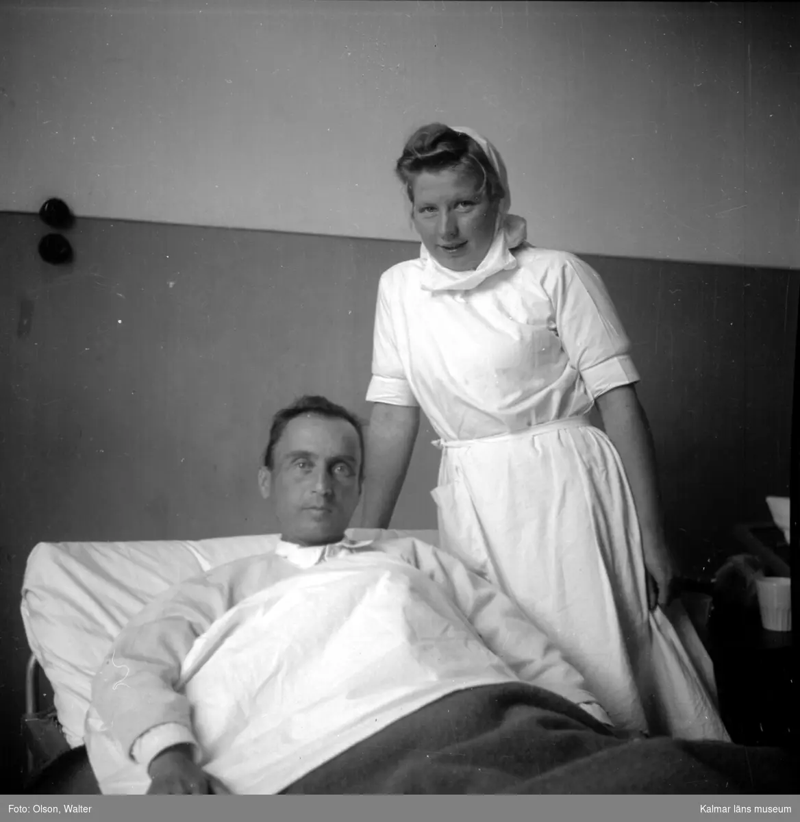 Sängliggande patient med sköterska på Beredskapssjukhuset.