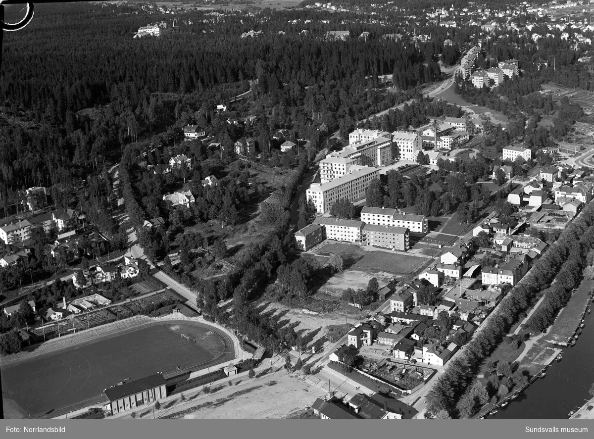 Flygfoto över Norrmalm, Idrottsparken och lasarettet med omgivningar.