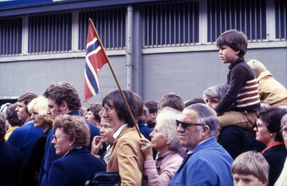 Mennesker samlet ved Akershus festning for å velkomme S/S ‘Norway’ (ex. ‘France’)(b.1961, Chantiers de l’Atlantique).