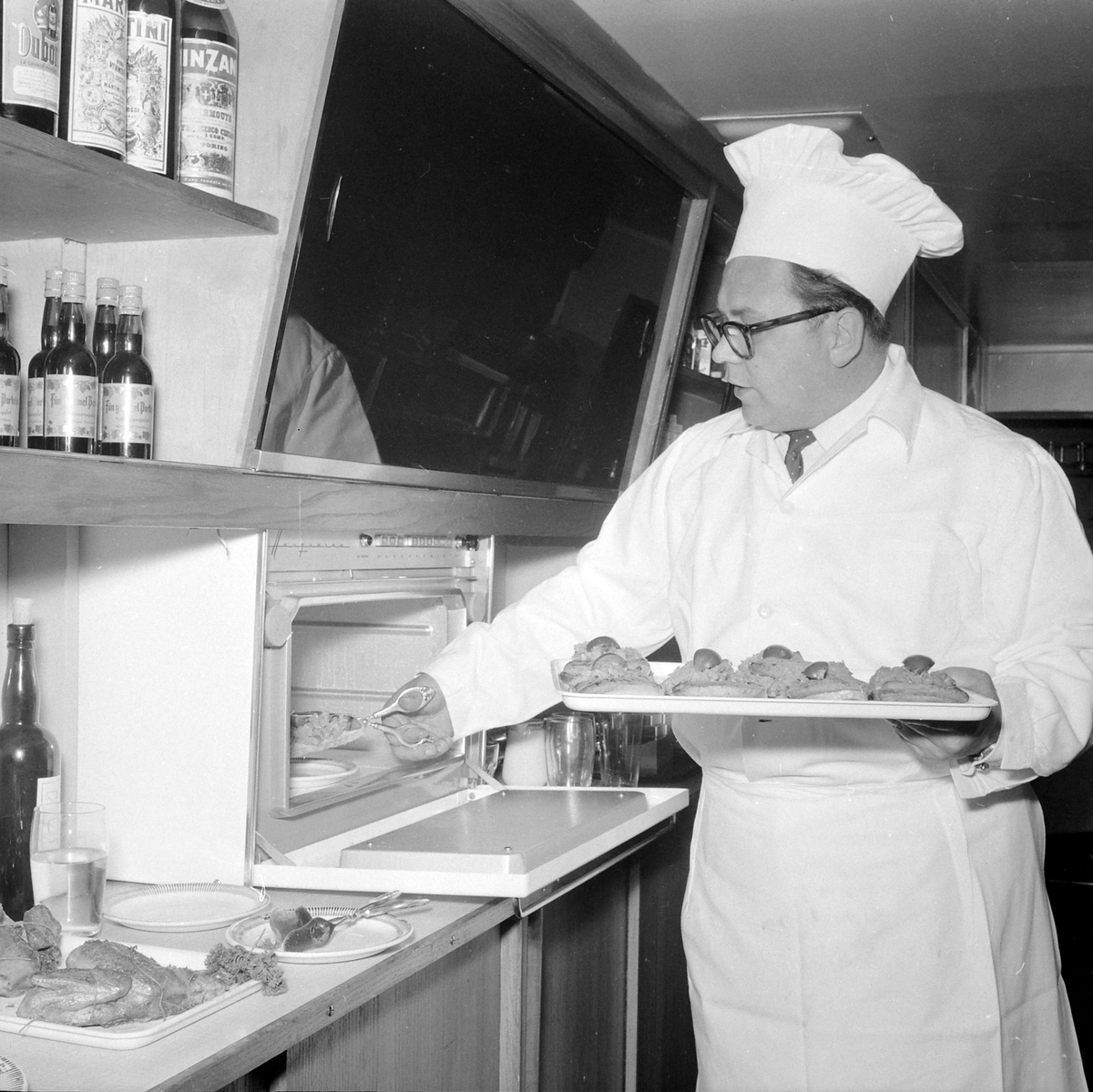 Martin Michaelsen demonstrerer ny grill på Martins kafeteria