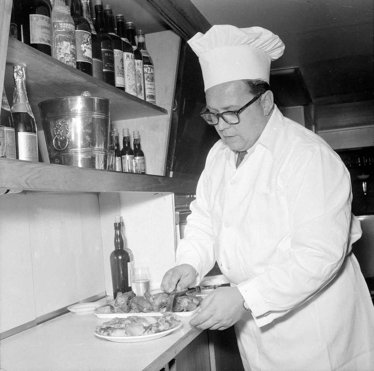 Martin Michaelsen demonstrerer ny grill på Martins kafeteria