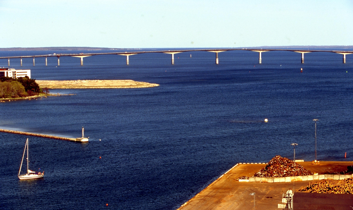 Kalmar, Barlastholmen med utsikt mot Ölandsbron. Den utfyllda men obebyggda Varvsholmen syns i bildens mitt.