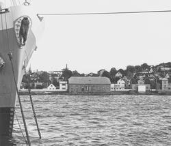 Kanalen i Moss. Moss kurbad, og baugen på skip i Værlebukta.