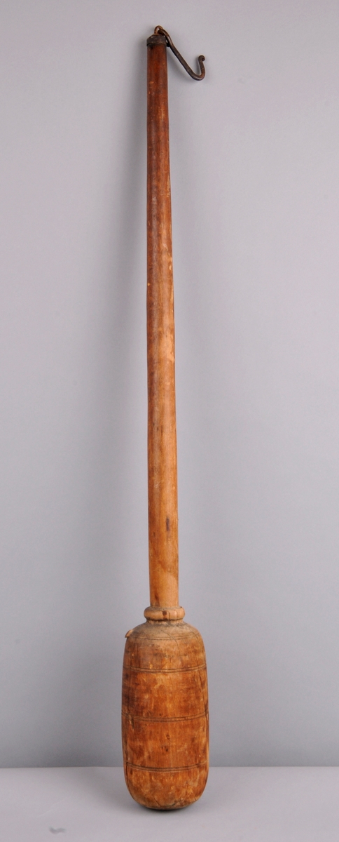Dreia bismarvekt med lodd i eine enden og jarnkrok i andre enden. Med  skorne band rundt loddet til pynt. Stiftar er slegne inn langs stonga som måleeiningar.