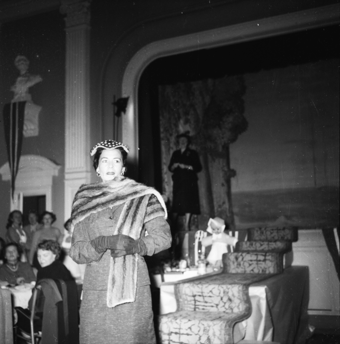 Vardens arkiv. "Mannequin-oppvisning i Festiviteten" 23.04.1954
