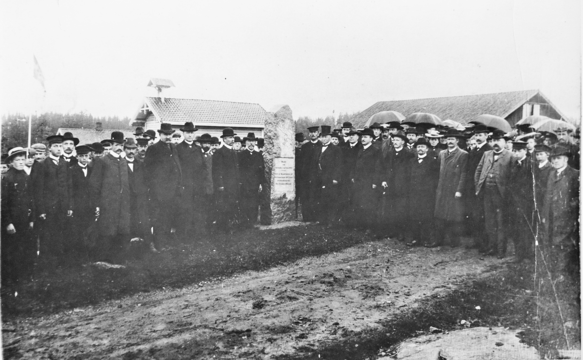 Samling ved Dingsrudbautaen, som ble reist av mannskaper fra Hedemarkens Skarpskytterkompani som et minne om grensevakta i 1905.