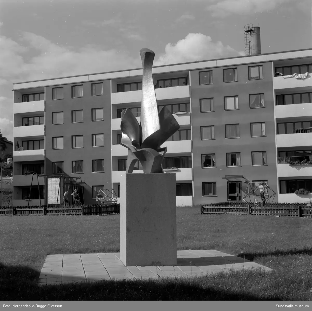 Bronsskulptur av Erik Grate, "Snäckfågel", i bostadsområdet vid Basgränd, Trafikgatan.
