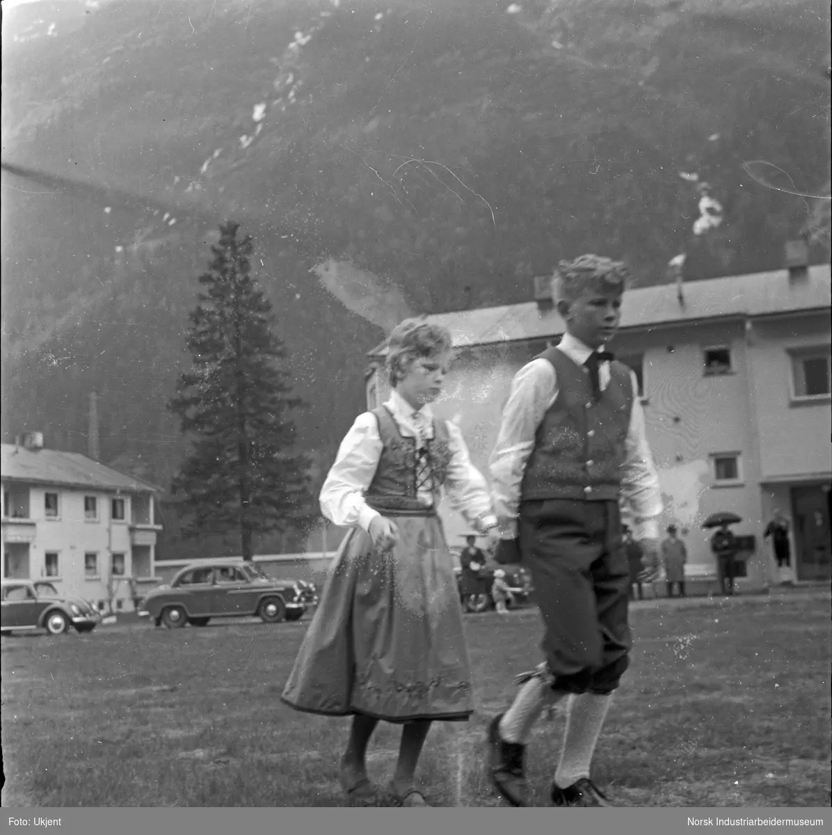 To barn under danseoppvisning på Bjørkhaug