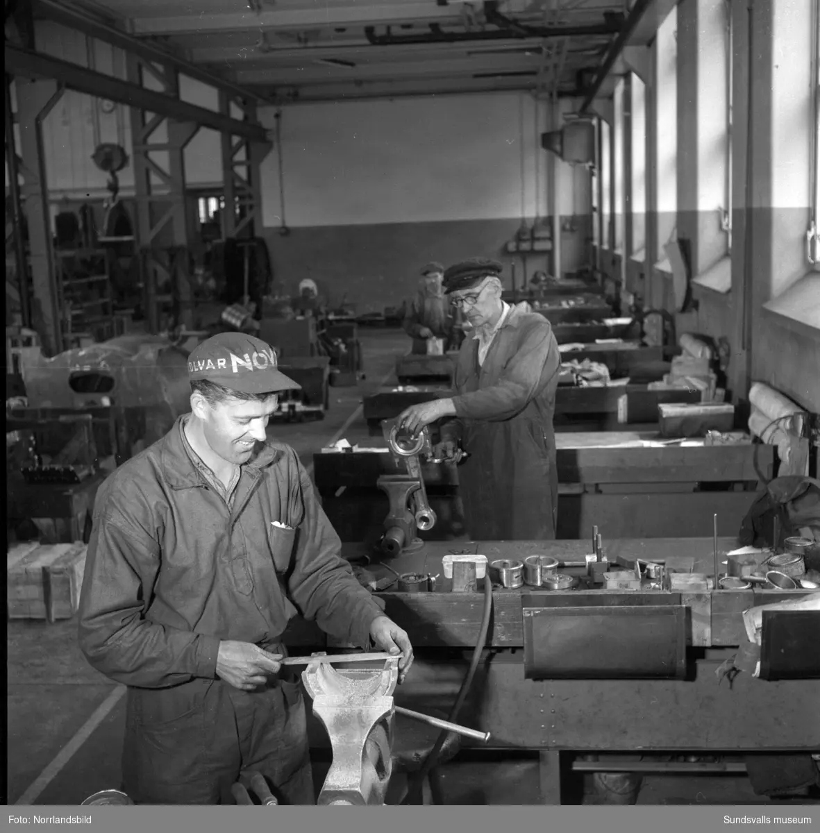 Sundsvalls verkstäder. En stor grupp bilder från verksamheten i de olika lokalerna. Personal vid maskiner och i lager.