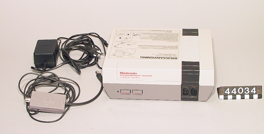 Nintendo Entertainment System markerade ett skifte mellan den andra och den tredje generationens spelkonsoler. Med denna maskin kom för första gången handkontroller med styrkors. Grafiken blev bättre med högre upplösning och fler färger. Det fanns möjlighet att spela i världar som expanderade utanför spelskärmen och så var ljudet bättre.
NES innebar även att initiativet på spelkonsolsmarknaden gick över till Japan, som blev den ledande nationen för spelkonsoler.