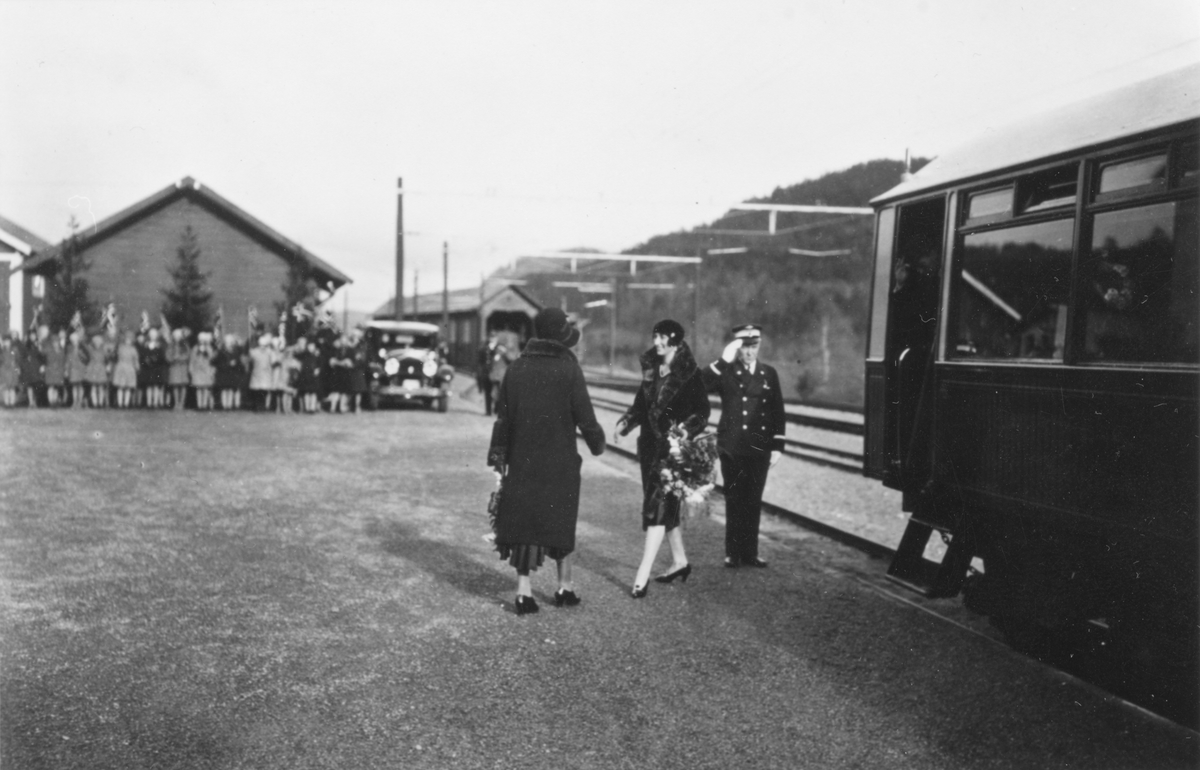 Kronprinsesse Märtha tas imot på Løkken stasjon under kronprinsparets besøk på Løkken Verk i 1929.