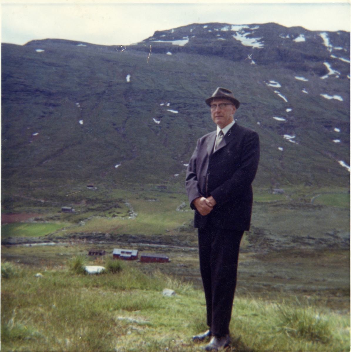 Fotografi av Gudbrand A. Brager. Han står ute i et fjellområde.