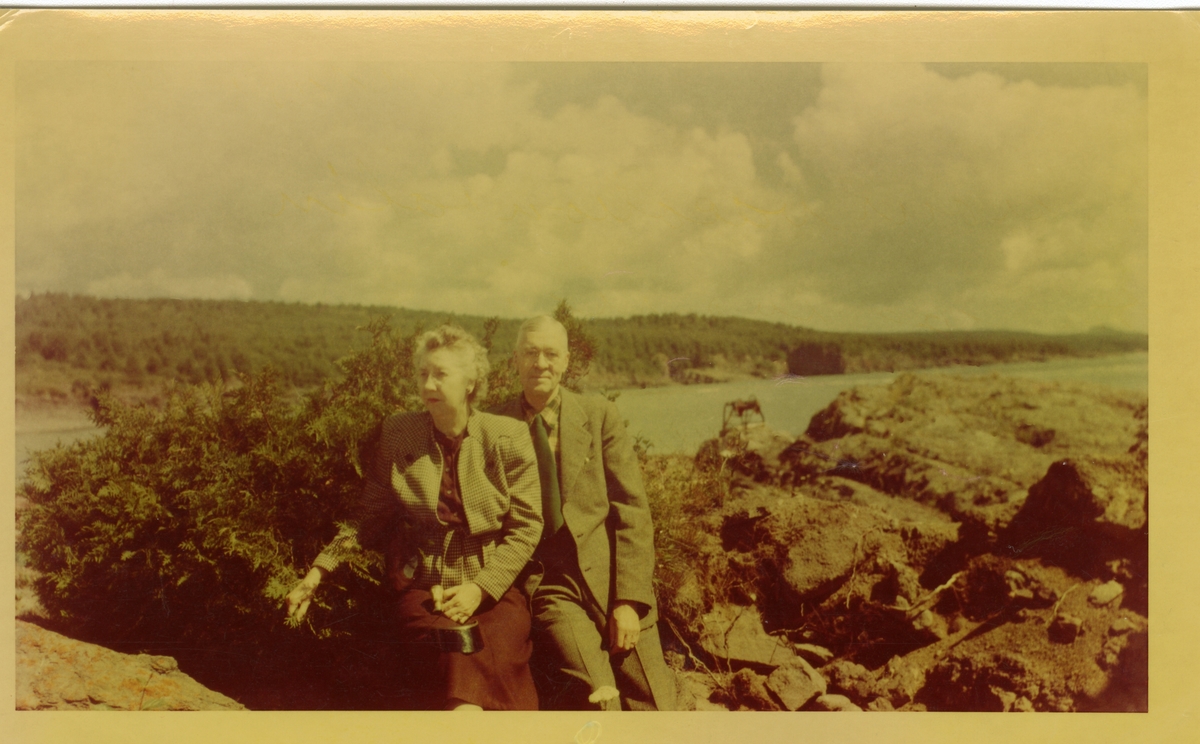 Burt Knatvold og kona sitter ved Lake Superior i 1948.