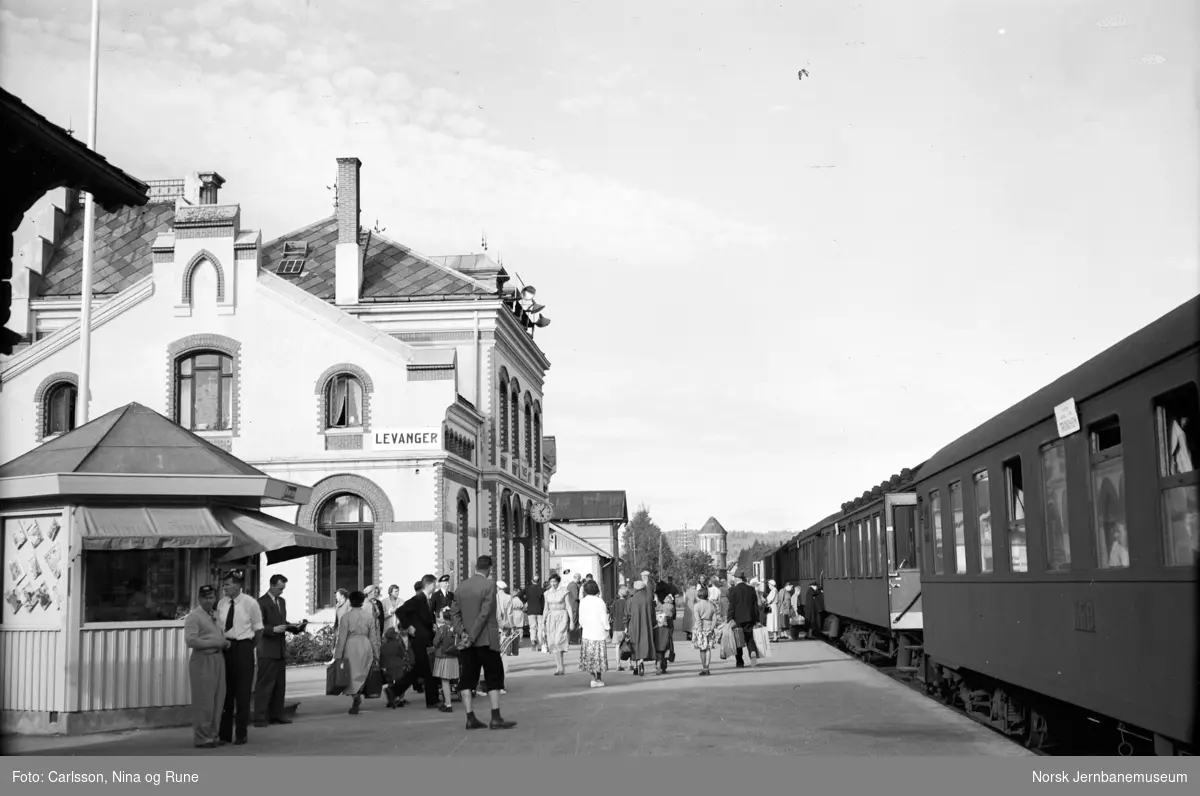 Levanger stasjon med tog og reisende
