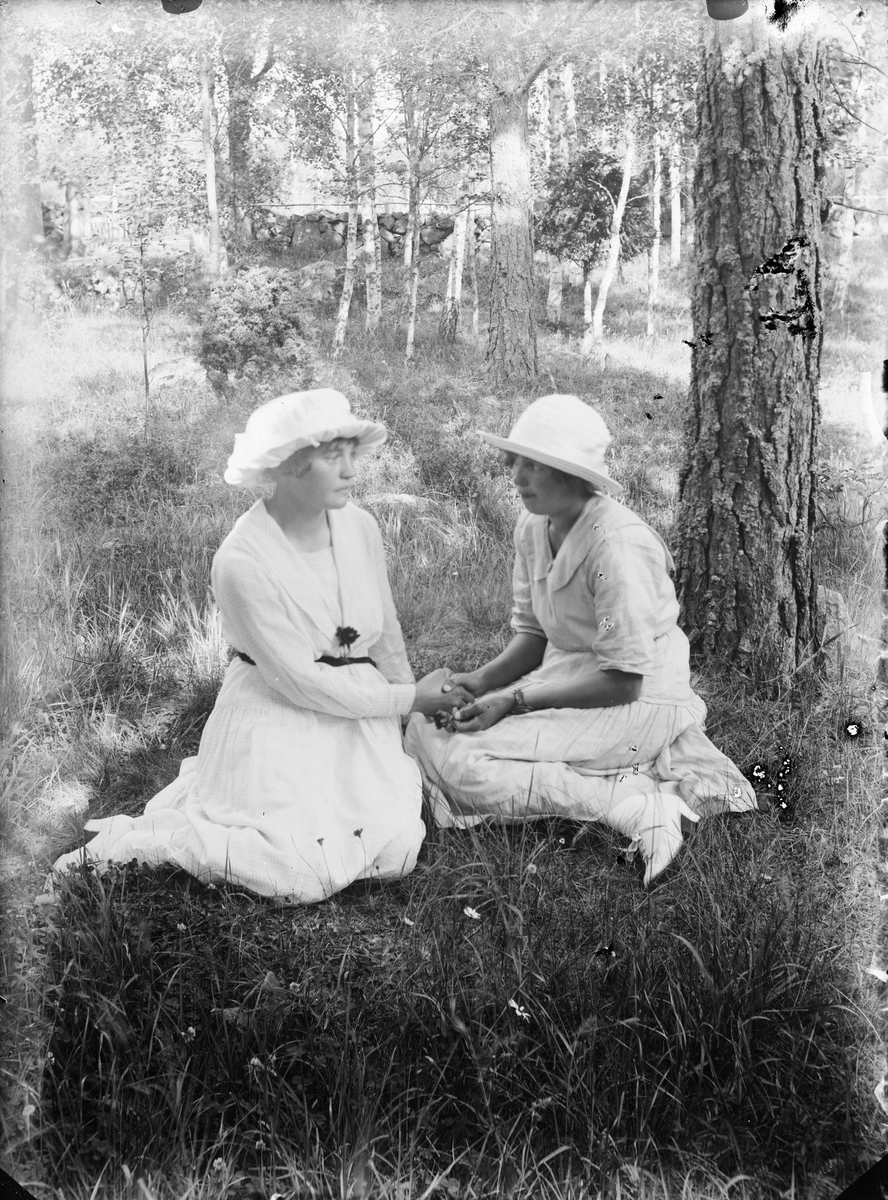 Två kvinnor i trädgård, Alunda, Uppland