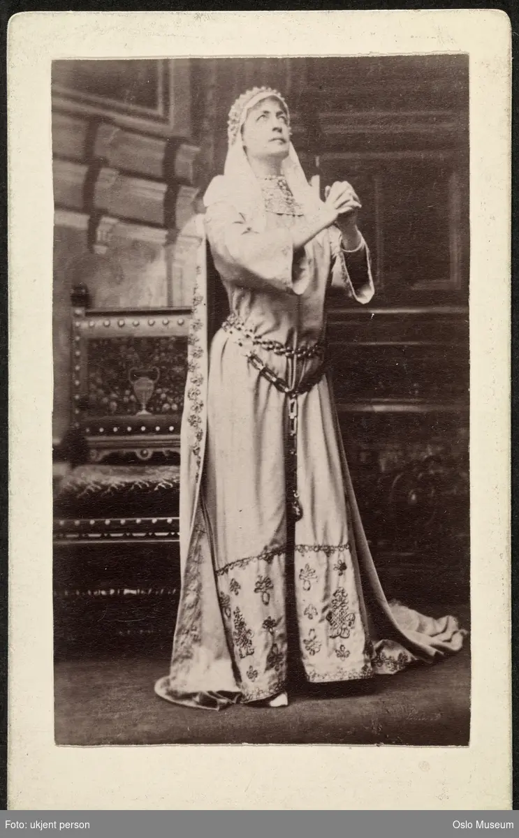 portrett, kvinne, skuespillerinne, rollebilde, Dronning Margareta på Det Kongelige Teater, stående helfigur, kostyme