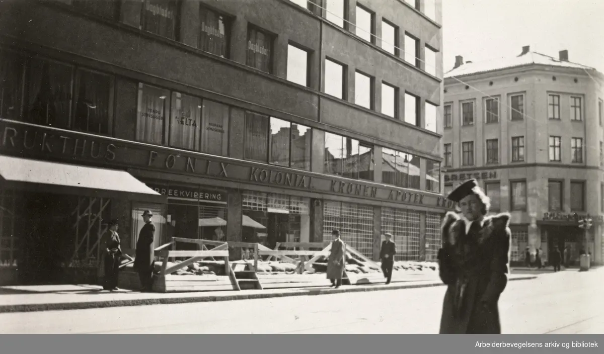 Ole M. Engelsens fotografier fra okkupasjonsårene i Oslo..Sikring av kjeller ved apoteket Kronen i Grensen..April 1940.