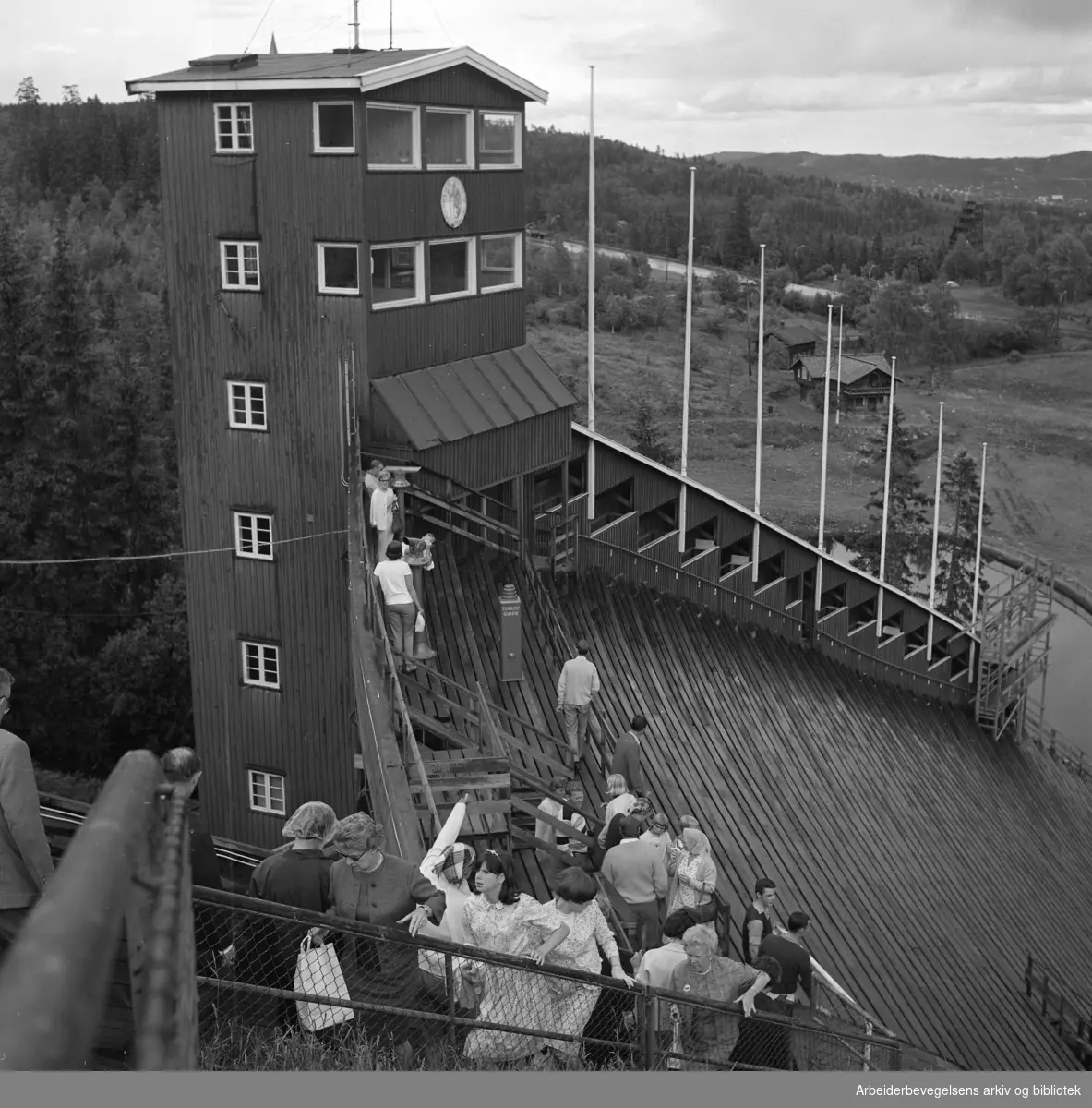 Turister på besøk i Holmenkollbakken. De gamle dommertribunene. Kongetribunen..Foto Ca 1965.