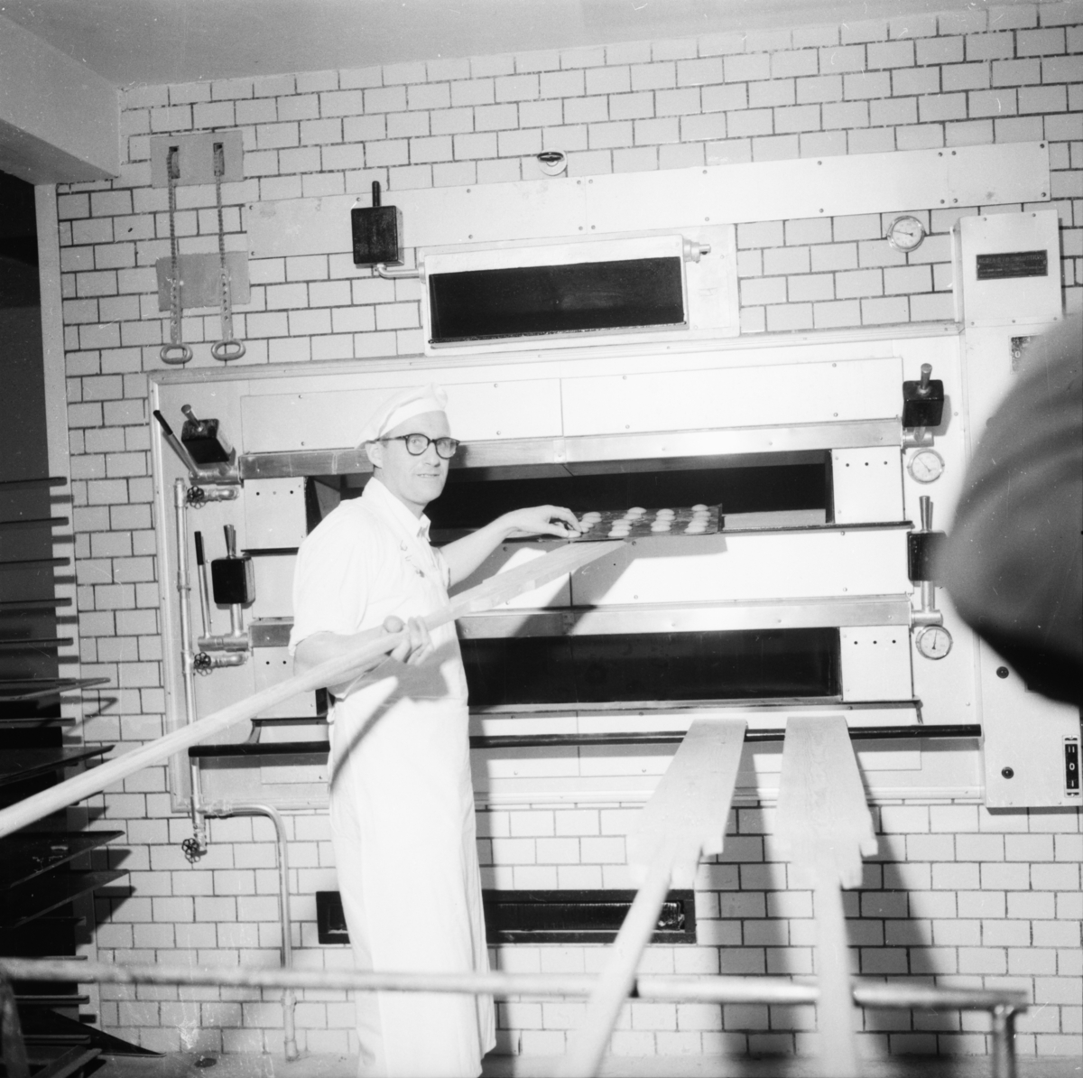 Vardens arkiv. "Lindvig åpner ny forretning og bakeri"  22.03.1954