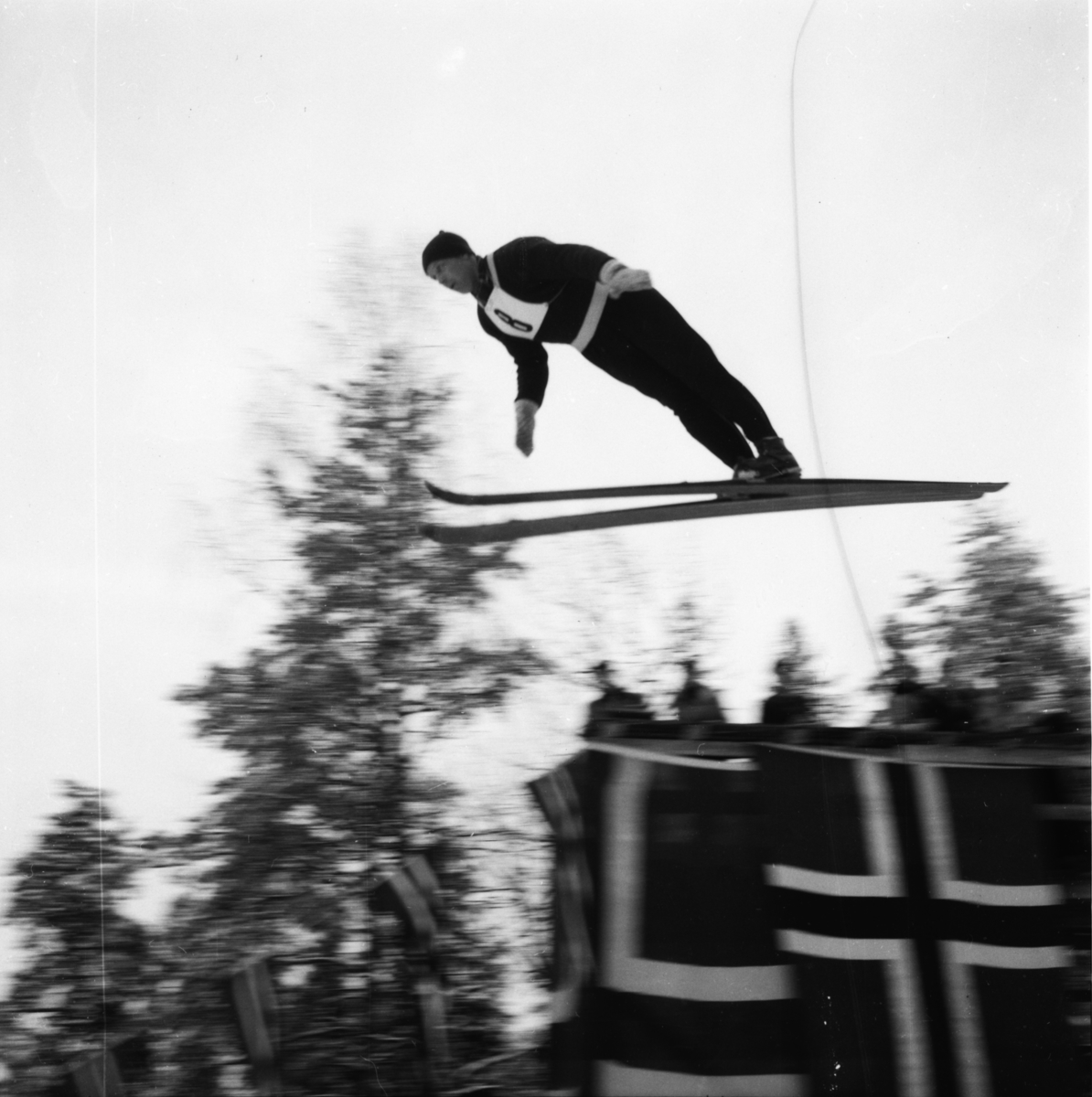 Vardens arkiv. "Skotfoss Turn & I arr. seniormesterskap i Hasselbakken"  21.03.1954