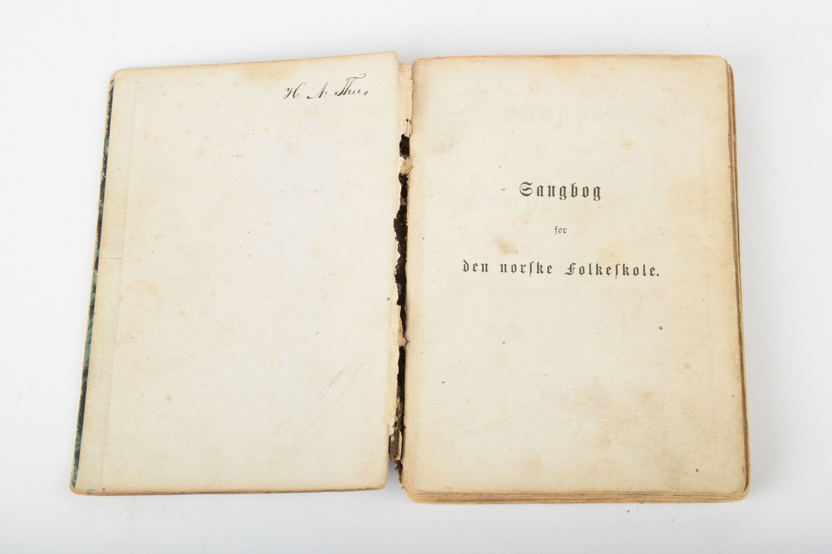 Sangbok til bruk for den norske folkeskolen. Sangene er samlet av lærere ved Sogndal folkehøgskule. Trykket i Bergen i 1875.