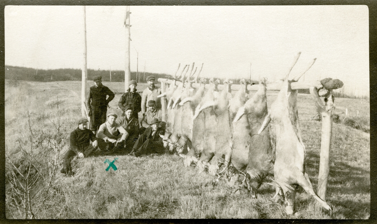 Jaktlag i Nord Minnesota avbildet med utbytte. Sittende som nr. 2 fra venstre: Haldor Knatvold