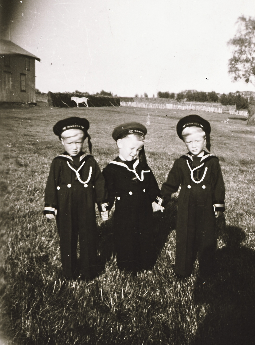 Tre barn i matrosdress. Vassvik, Tranøy ca 1955.