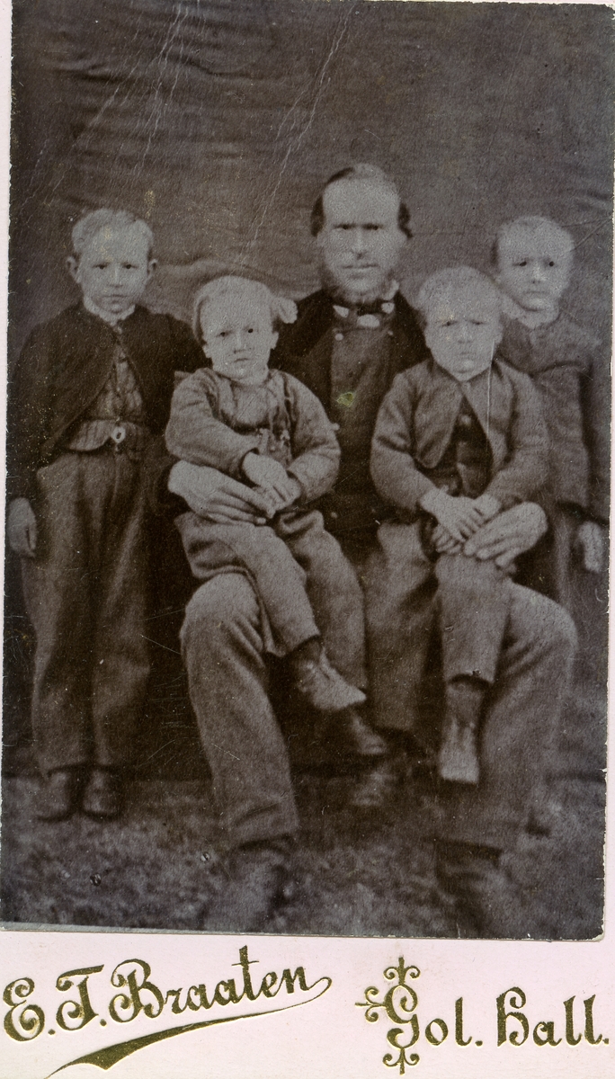 Familiefoto av Trond Hansen Islandsmoen med sønnene.