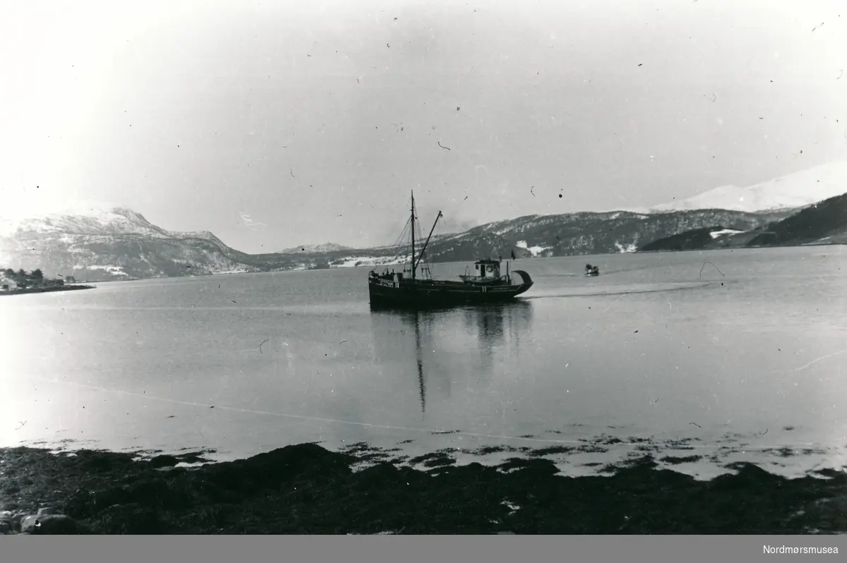 Frå Tingvollvågen. Angvika tvers over fjorden. Reinsfjellet til høgre. Fiskebåt i fjord på Nordmøre. Det er vinter