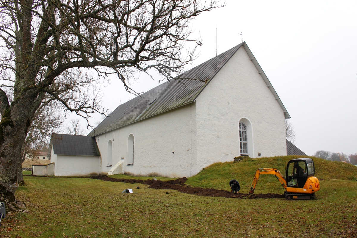 Arkeologisk schaktningsövervakning, schaktningsarbete, Litslena kyrka, Litslena socken, Uppland 2015
