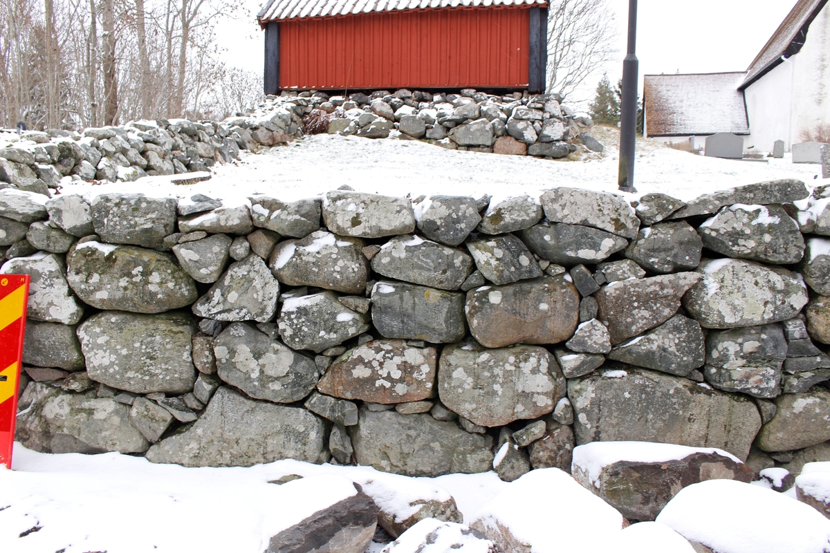 Arkeologisk schaktningsövervakning, murparti innan nedmontering, Husby-Sjutofts kyrka, Husby-Sjutolfts socken, Uppland 2016