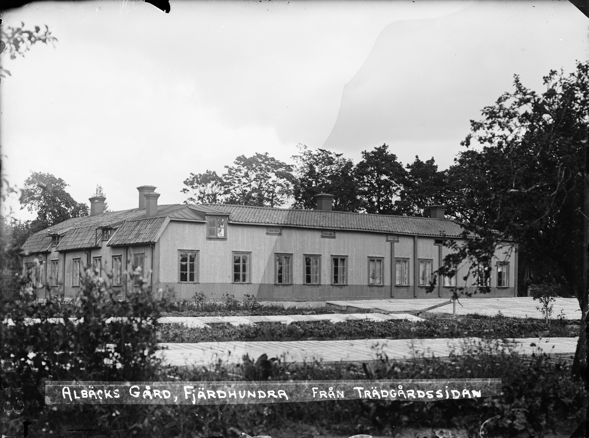 "Albäcks gård från trädgården" Simtuna socken, Uppland 1918