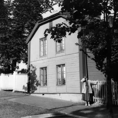 Strandstuen med Kirsten Flagstad foran huset ved inngangsporten