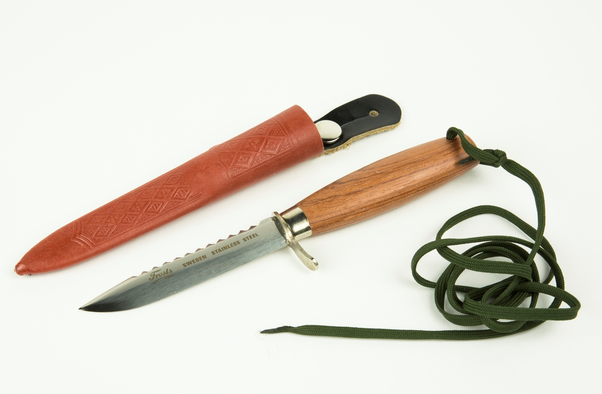 Slidkniv med tandad rygg och läderslida. Kniven tillhör säkerhetsmateriel.