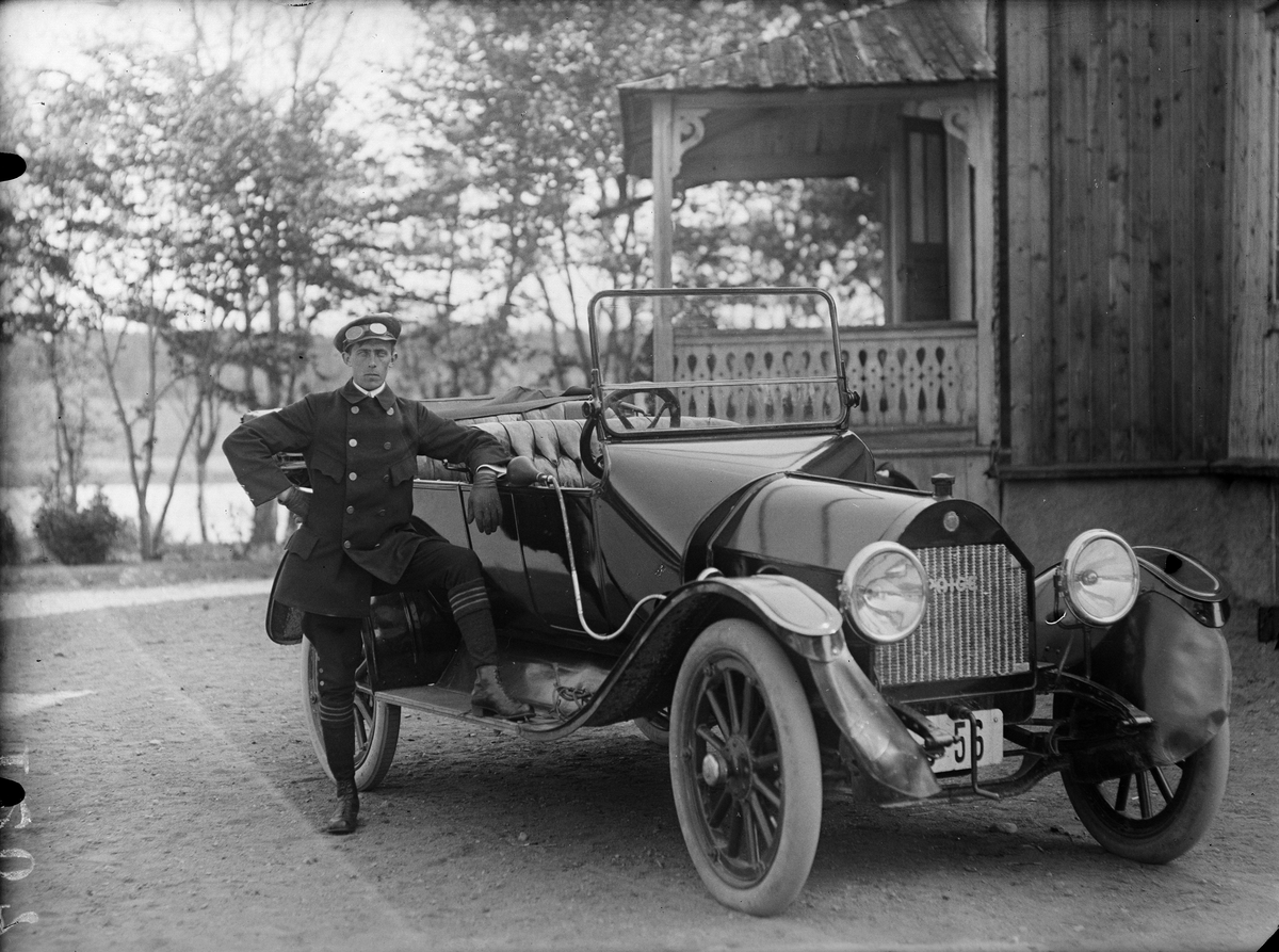 Chaufför Albin Larsson, Sala, ensam vid bilen, Uppland 1919