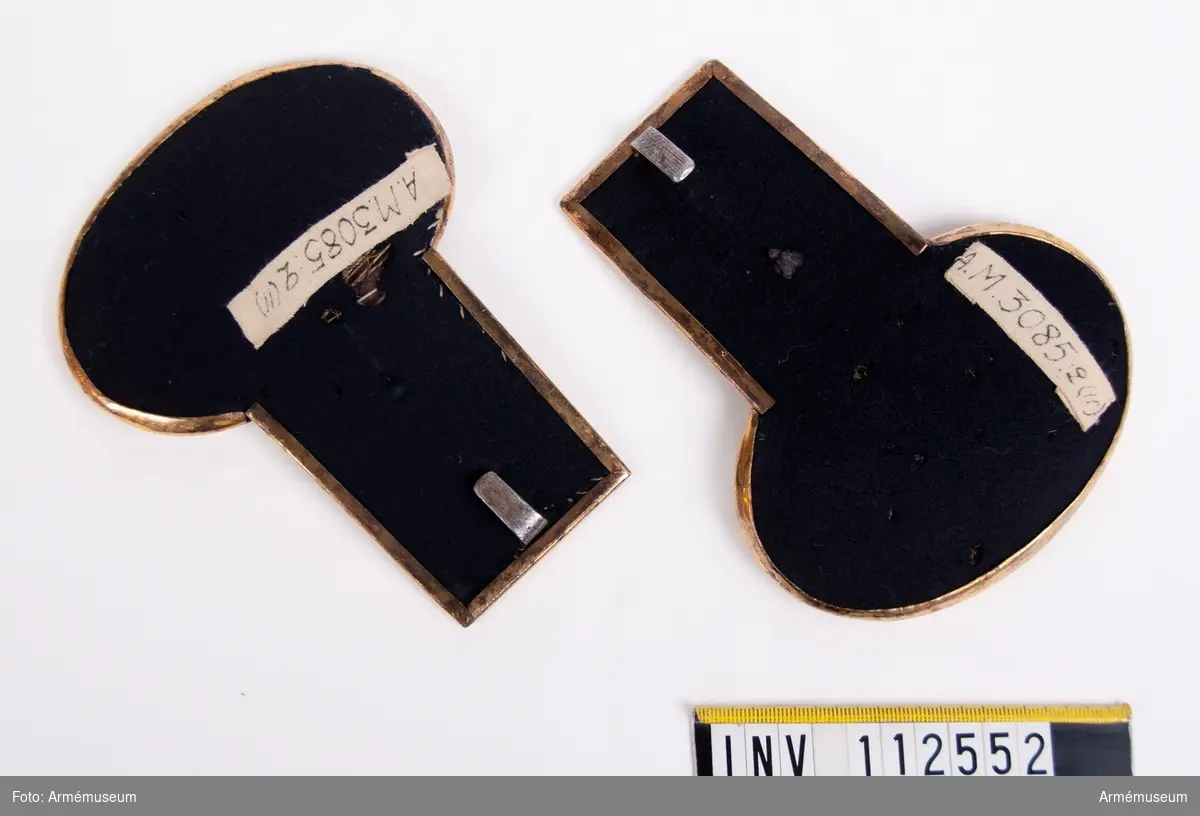 Grupp C: I.
Epåletter med svart matta och mässingsbeslag, med knappar med "V".