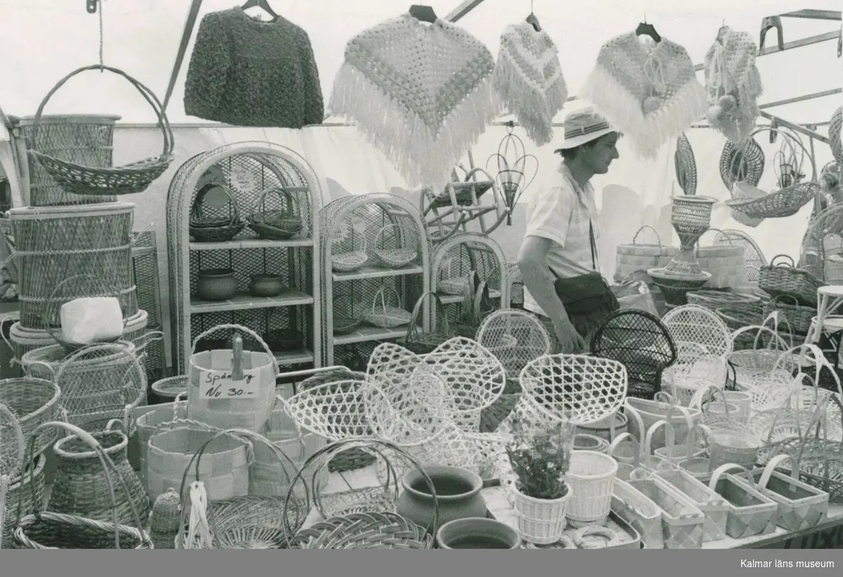 Flätade korgar och ponchos i Algutsrums marknad juni 1990.
