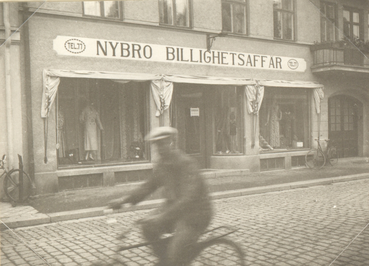 Nybro billighetsaffär, möjligen på Storgatan.